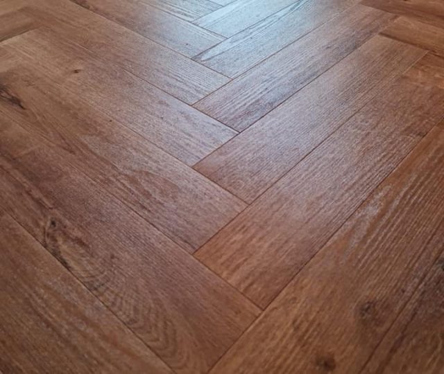 Close up photo of an oak lvt in a hallway